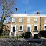 Veeve - De Beauvoir Hideaway